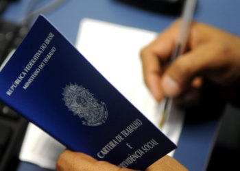 Emprego 1 ano após graduação