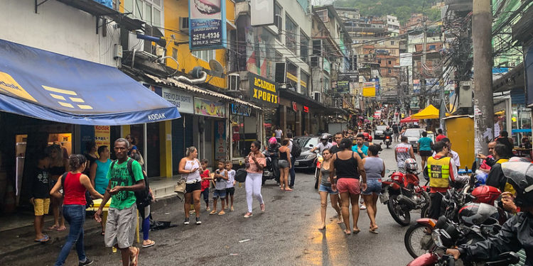 Moradores das comunidades do Rio