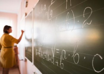 Salários mais baixos do Brasil: Profissionais da educação recebem em média R$ 2,2 mil mensais