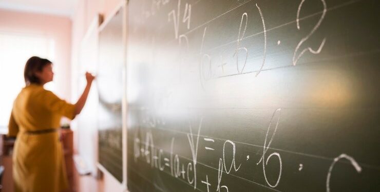 Salários mais baixos do Brasil: Profissionais da educação recebem em média R$ 2,2 mil mensais