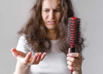 Quando a queda de cabelo é preocupante Dermatologista Stanley Bessa explica quais são os sinais de alerta e quando buscar ajuda