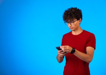 Brasileiros reduzem conversas políticas no WhatsApp e evitam conflitos em grupos