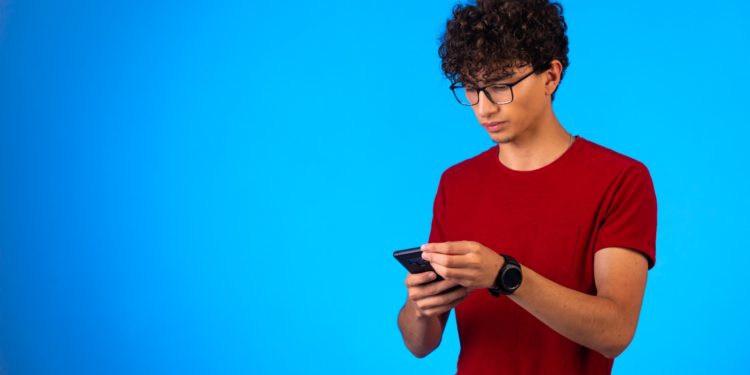 Brasileiros reduzem conversas políticas no WhatsApp e evitam conflitos em grupos