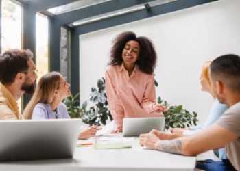 Reingresso ao mercado formal após empreender passa por reposicionamento profissional