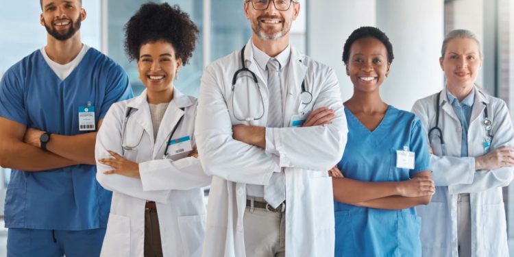 Ministério da Saúde amplia residência médica com 3 mil vagas e lança edital para especialistas