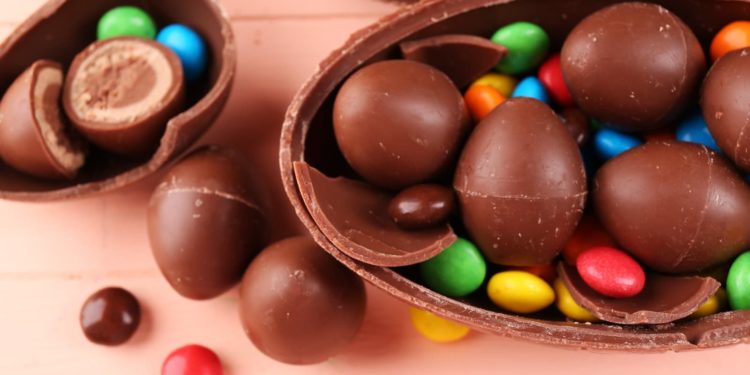 Preço dos ovos de Páscoa dispara em 2026 com efeito combinado do cacau e novas regras de importação