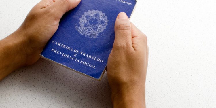 Brasil abre 255 mil vagas formais em fevereiro, com queda frente a 2025