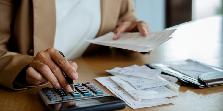 Governo revê benefícios tributários e projeta queda de R$ 214 bilhões até 2027