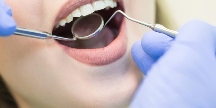 Campanha Julho Neon reforça prevenção e atendimento odontológico no SUS