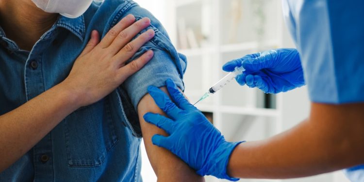 SUS amplia vacinação contra pneumonia e meningite para idosos a partir de 85 anos